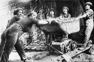 women labouring with coal wagon during first world war